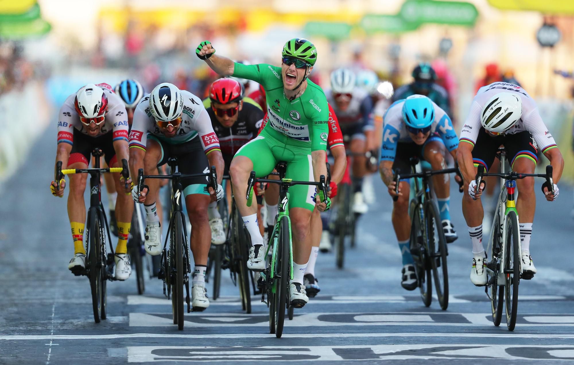 Sam Bennet vyhráva poslednú etapu na Tour de France 2020.