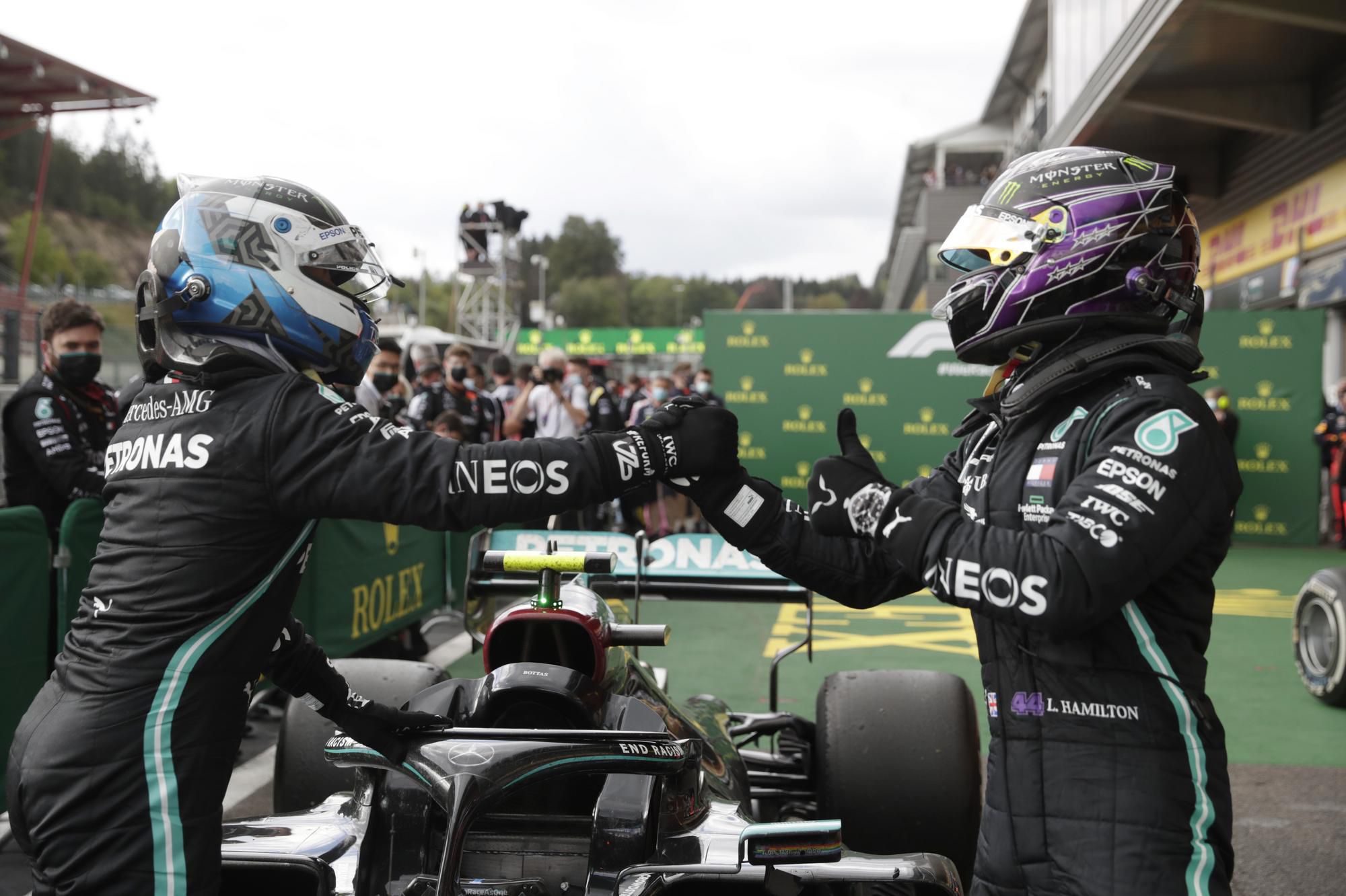 Pretekári Mercedesu Lewis Hamilton a Valtteri Bottas po Veľkej cene Belgicka 2020.