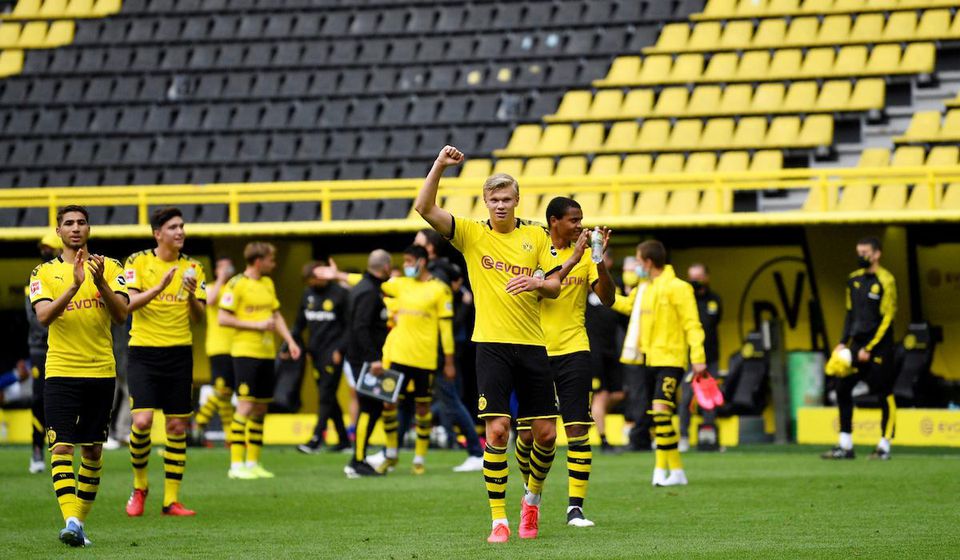Futbalisti Borussie Dortmund oslavujú víťazstvo v derby