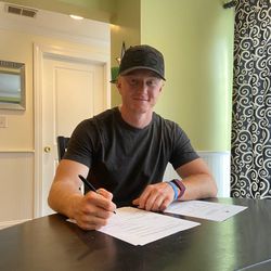 Vancouver podpísal nováčikovskú zmluvu s obrancom Jackom Rathboneom