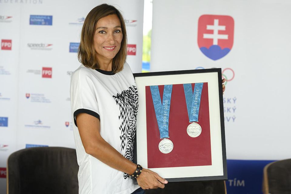 Kolekcia dvoch strieborných medailí bývalej slovenskej reprezentantky v plávaní Martiny Moravcovej z OH v Sydney 2000.