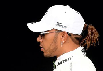 Lewis Hamilton predstavil novú helmu s motívom boja proti rasizmu