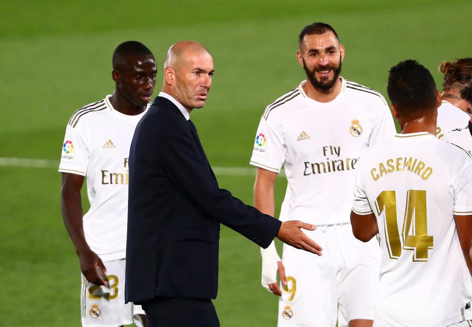 Trénera Realu Zinedine Zidane s hráčmi.