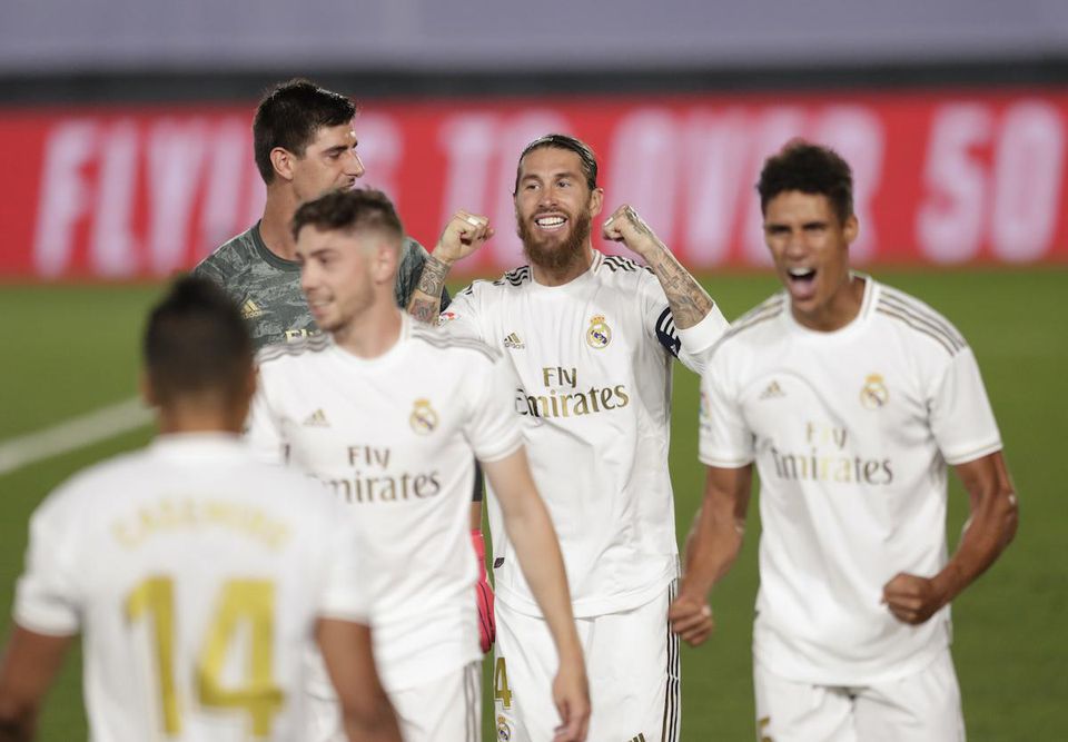 Hráči Realu Madrid sa tešia z trofeje.