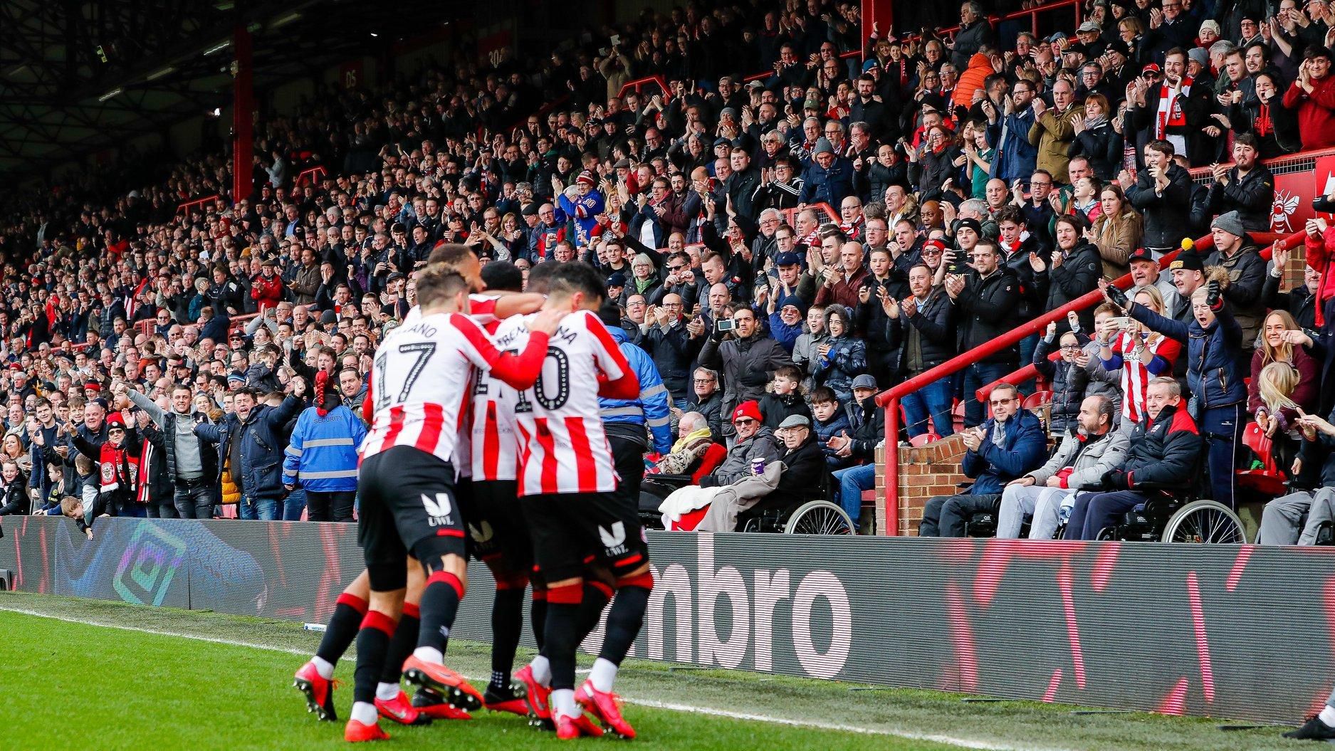 Radosť hráčov Brentford FC.