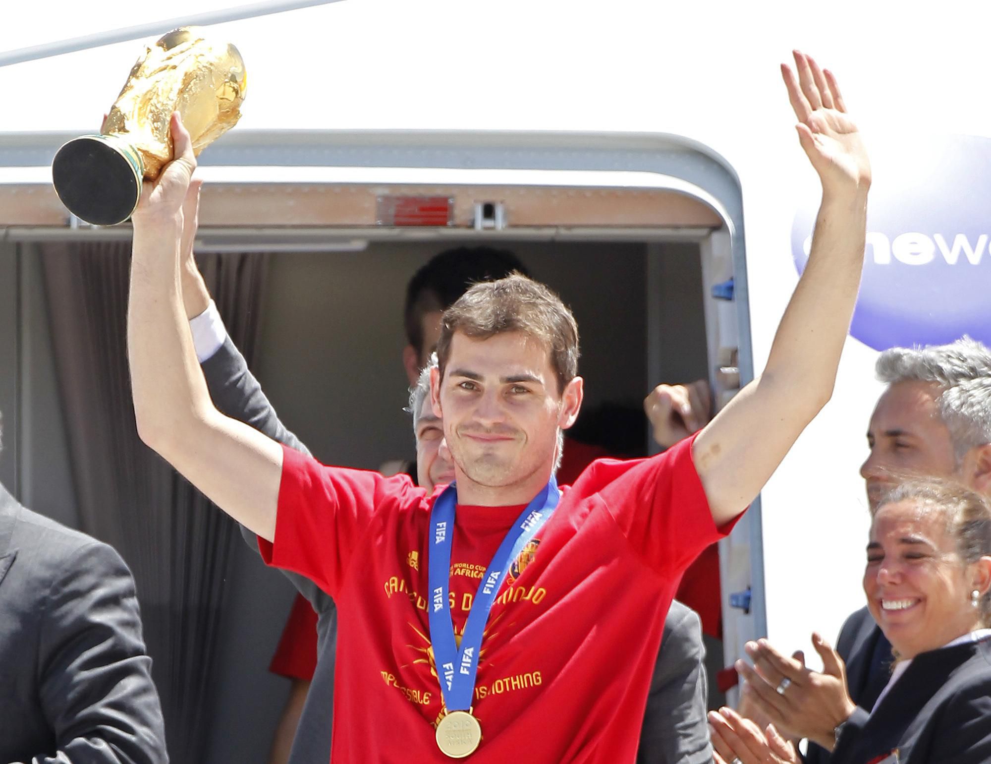 Iker Casillas s trofejom za triumf na MS 2010.
