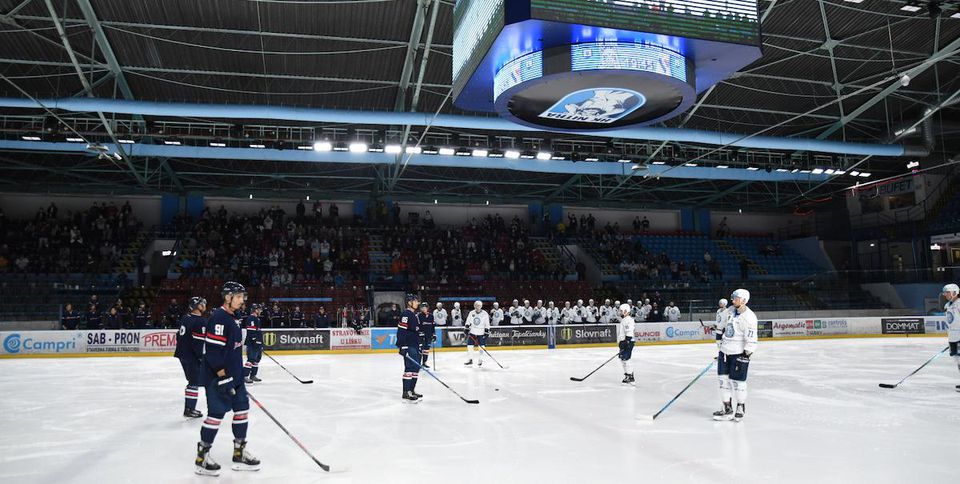 Hokejisti Slovana a Nitry počas protestu búchali hokejkami o ľad.