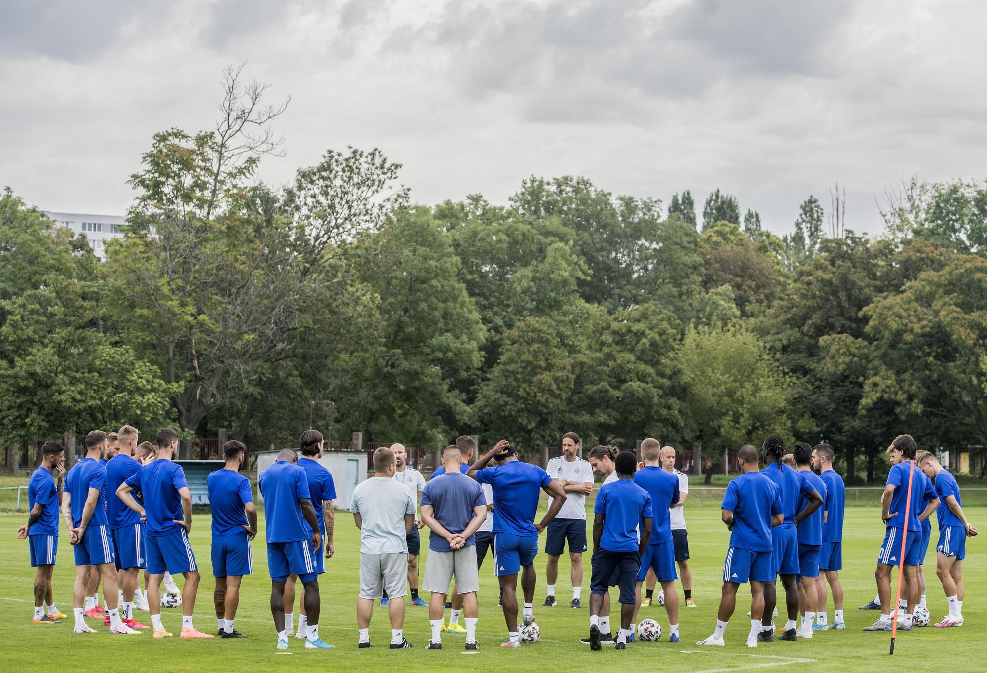 futbalisti ŠK Slovan Bratislava počas tréningu