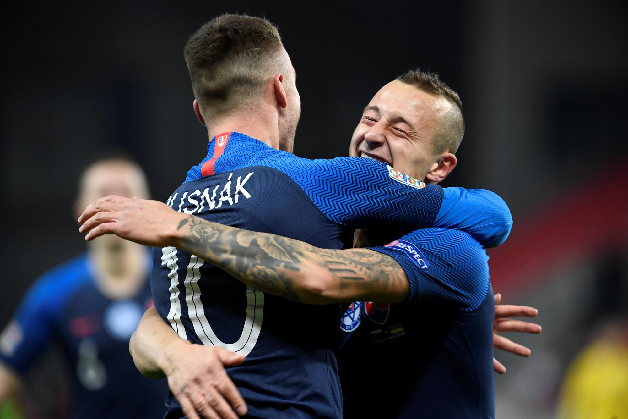 Albert Rusnák a Adam Zreľák sa radujú po strelení gólu