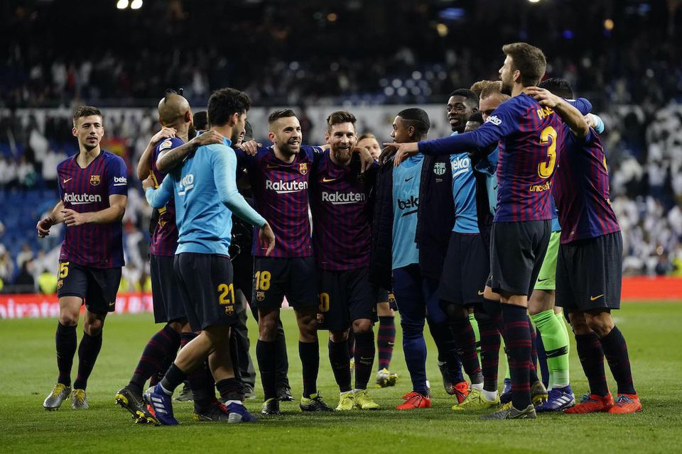 Hráči Barcelony oslavujú víťazstvo.