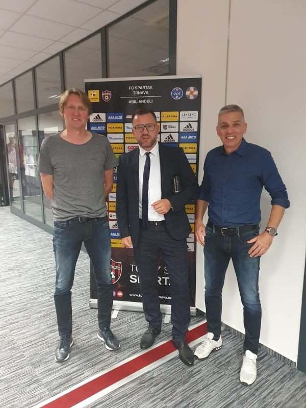 Novým trénerom futbalistov Spartaka Trnava sa stal Norbert Hrnčár (vpravo)
