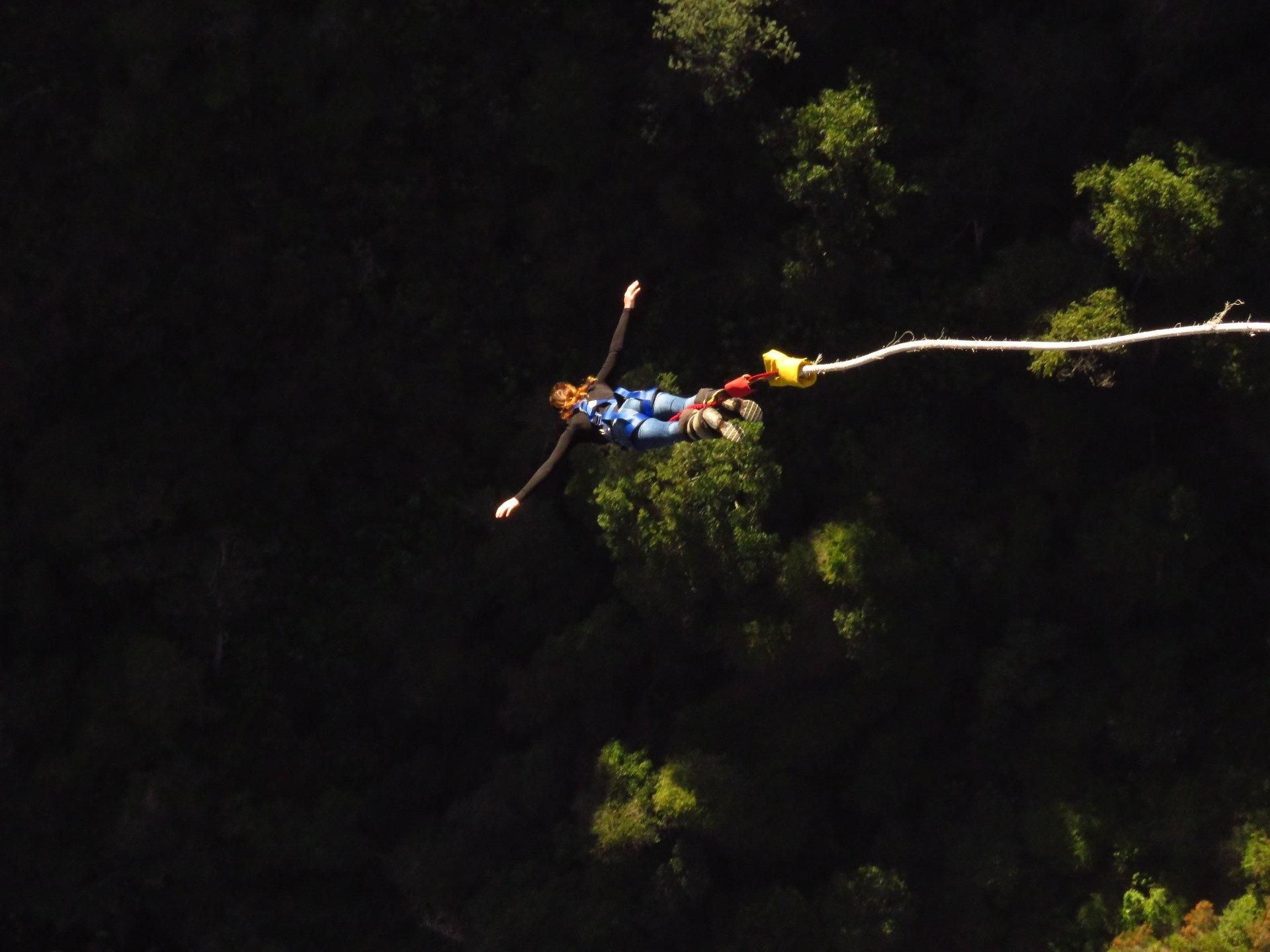 Henrieta Farkašová skáče bungee jumping.