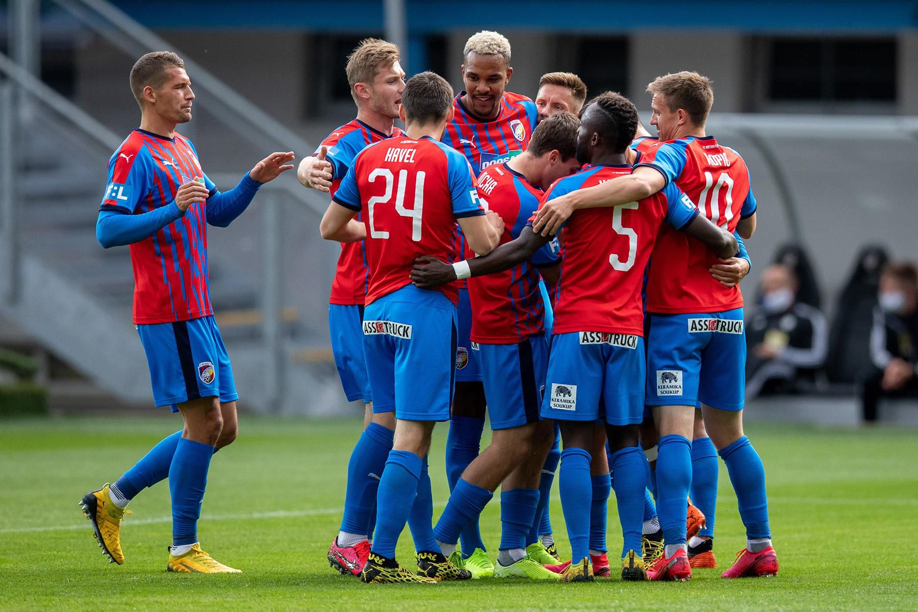 Futbalisti Viktorie Plzeň sa radujú z gólu.