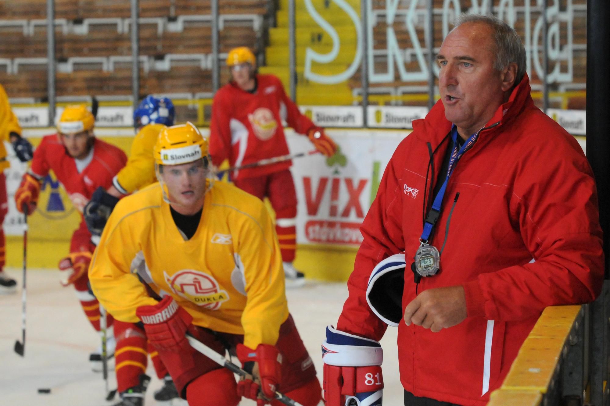 František Hossa (vpravo) vedie tréning hokejistov Dukly Trenčín.