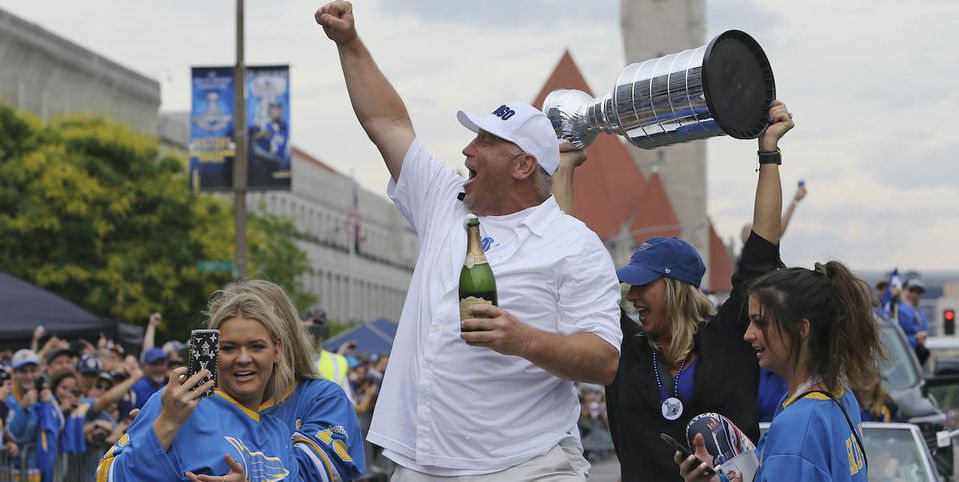 Brett Hull počas osláv triumfu St. Louis v Stanley Cupe.