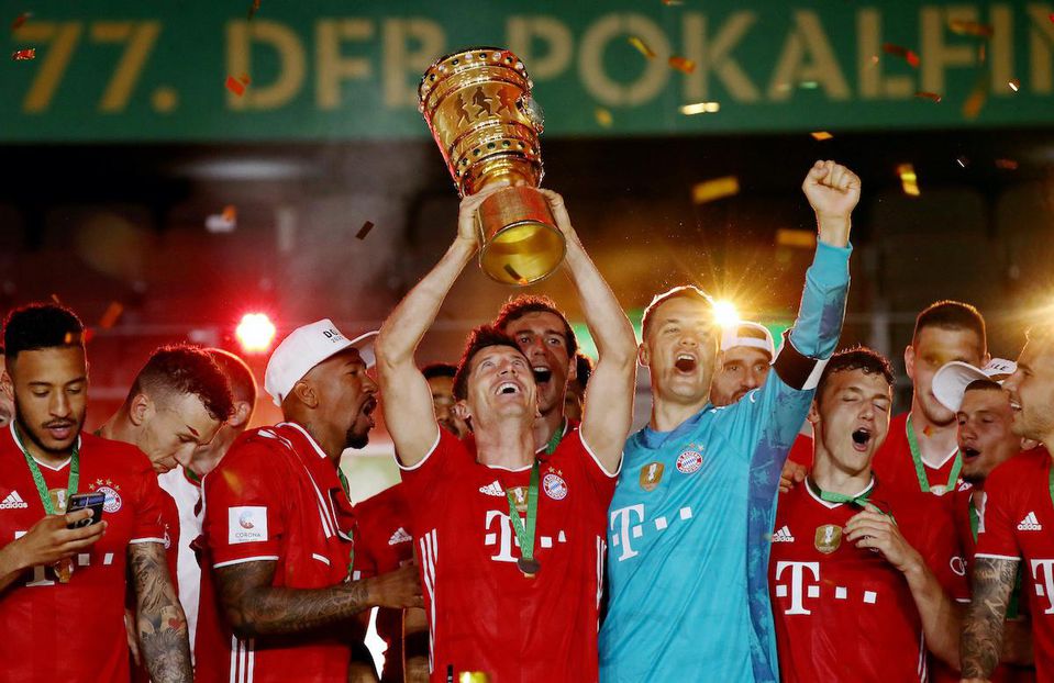 Hráči FC Bayern Mníchov sa tešia z DFB Pokal.