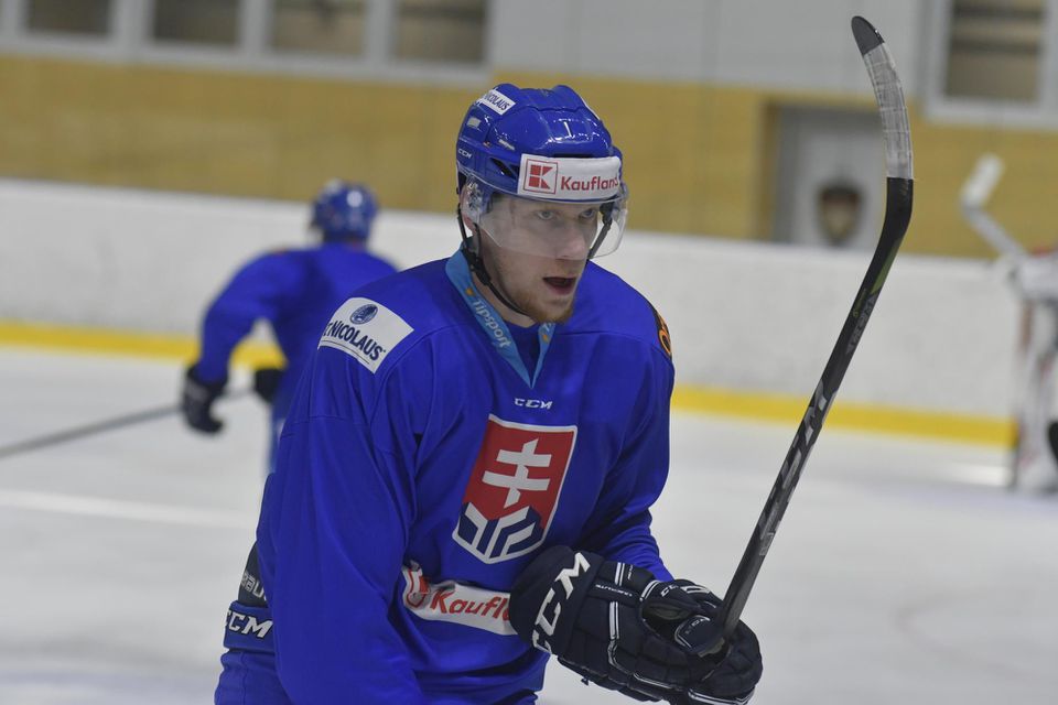 Hokejový obranca Michal Čajkovský počas tréningu slovenskej hokejovej reprezentácie.