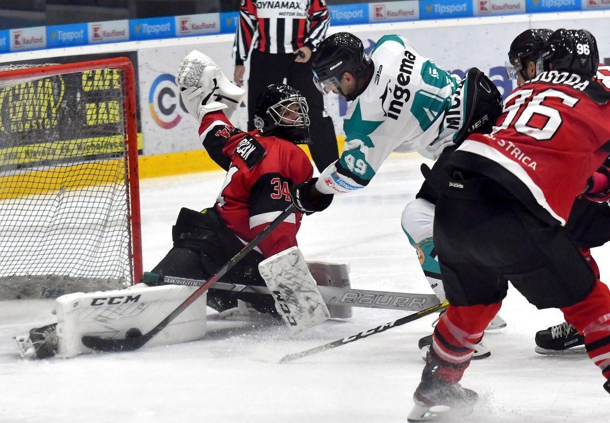 Samuel Takáč, vľavo brankár HC '05 Banská Bystrica Eugen Rabčan.