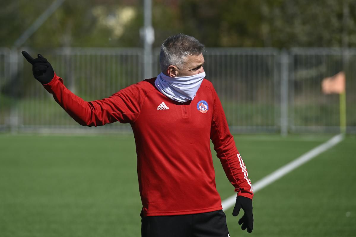 Tréner futbalového tímu AS Trenčín Norbert Hrnčár pokračuje s hráčmi v tréningovom procese  vo futbalovej akadémii počas prvého dňa prvej fázy uvoľňovania opatrení proti šíreniu nového koronavírusu.