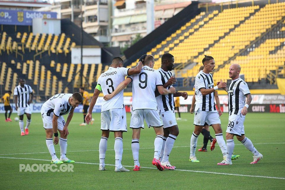 Miroslav Stoch oslavuje so spoluhráčmi z PAOK Solún