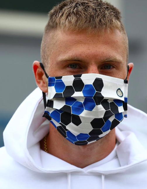 Milan Škriniar v ochannej maske Interu Miláno.