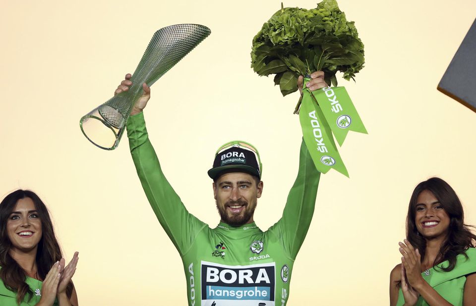 Peter Sagan si prevzal po záverečnej etape v Paríži svoj siedmy zelený dres pre víťaza bodovacej súťaže na Tour de France. Osamostatnil sa na čele historických štatistík.