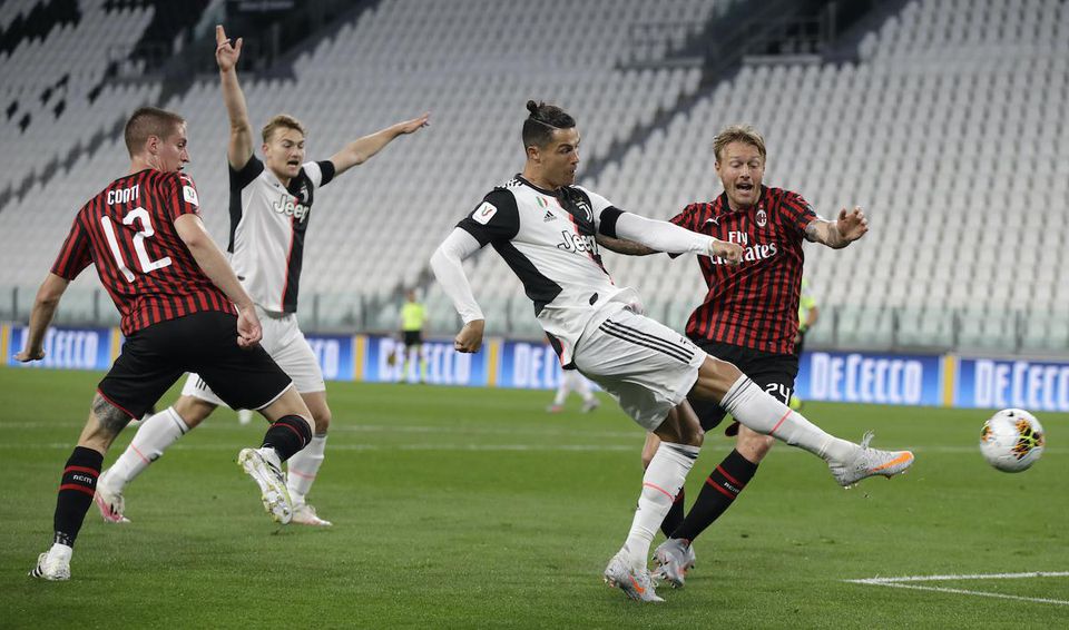 Hráč Juventusu Cristiano Ronaldo kope do lopty.