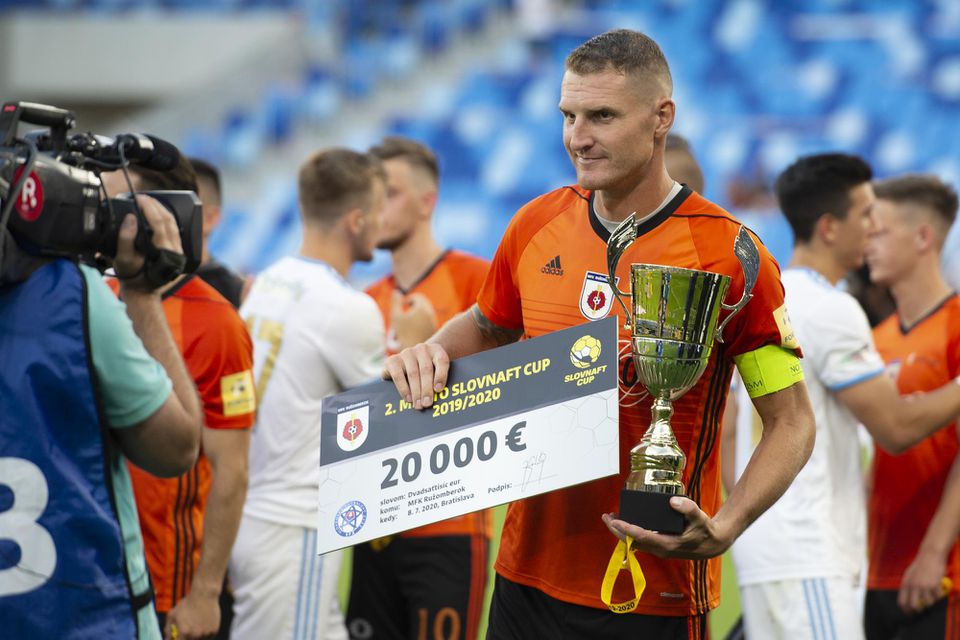 kapitán porazeného finalistu MFK Ružomberok Ján Maslo s pohárom