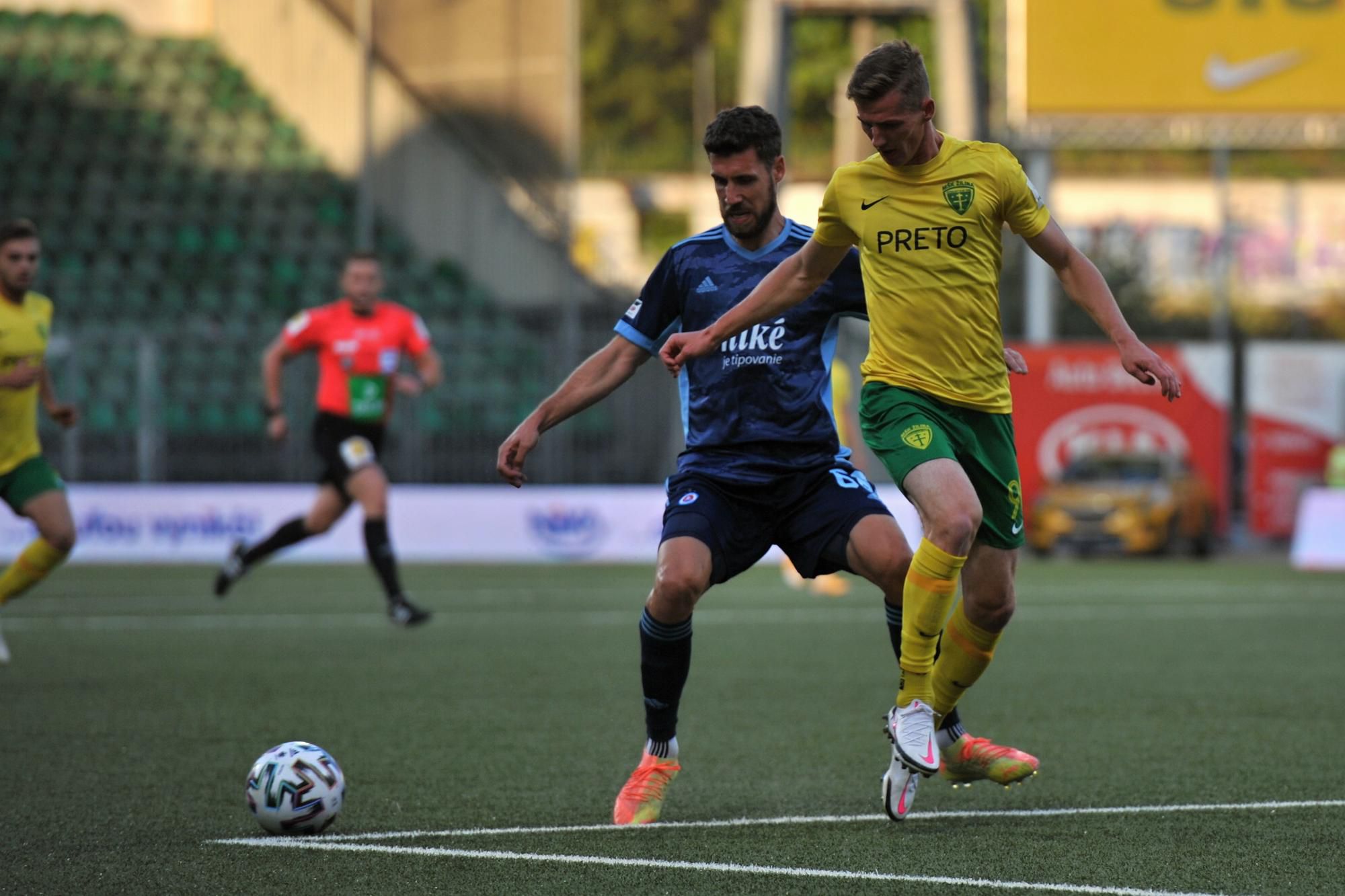 Dawid Kurminowski (Žilina) a Kenan Bajrič (Slovan)