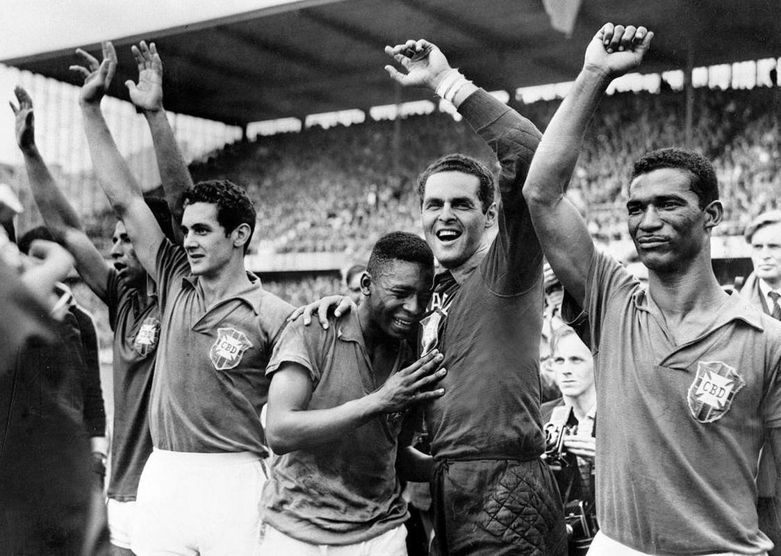 Pelého dres z finále MS vo futbale vydražili za obrovskú sumu, ale na Maradonu sa nechytá
