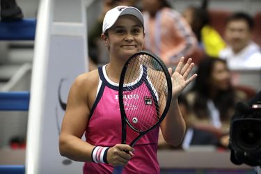 Bartyová je multišportový talent, ženská tenisová jednotka vyhrala golfový turnaj v Brisbane