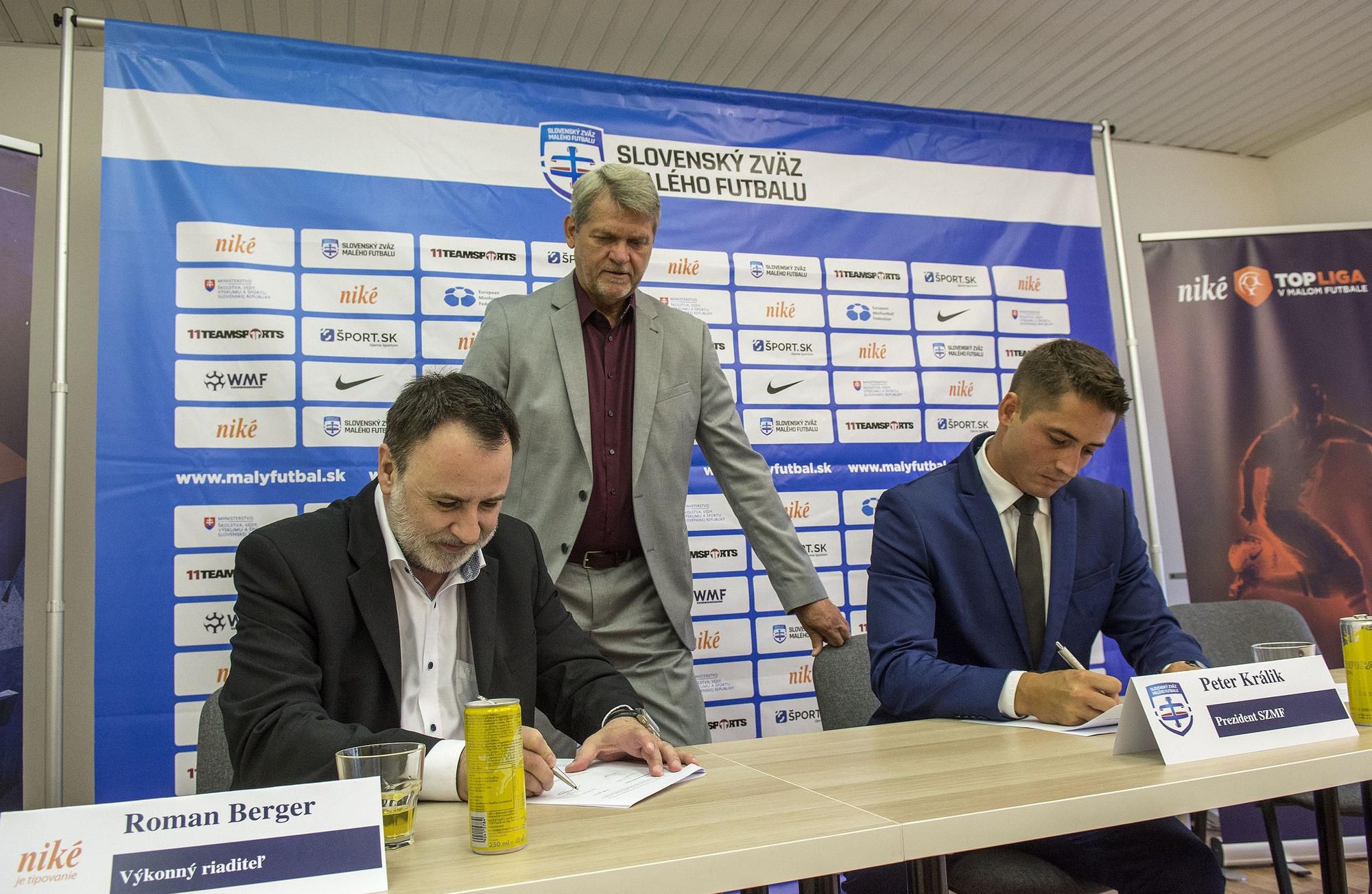 Podpis zmluvy. (Zľava) Roman Berger, Ladislav Borbély a Peter Králik