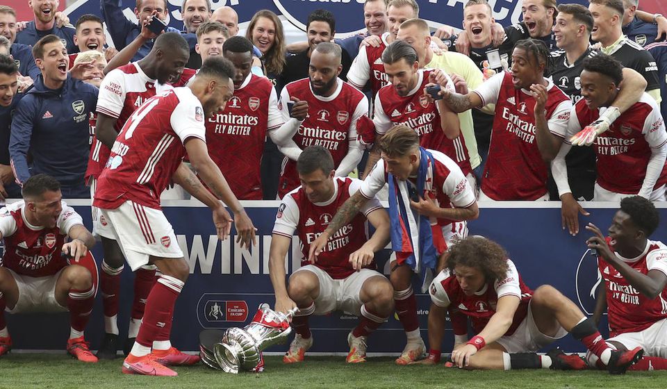 Futbalisti Arsenalu oslavujú triumf v FA Cupe