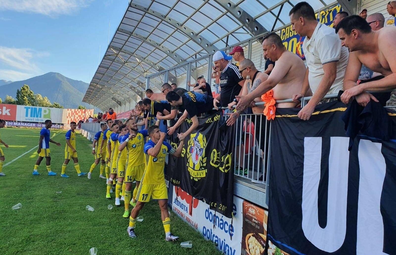 Fanúšikovia Košíc po víťazstve FC ďakujú hráčom