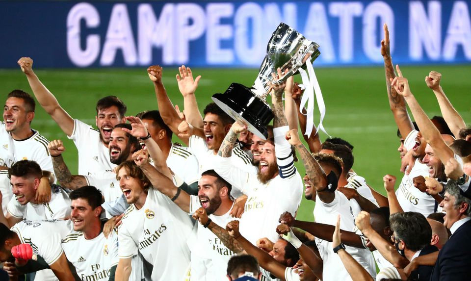 Futbalisti Realu Madrid oslavujú zisk majstrovského titulu