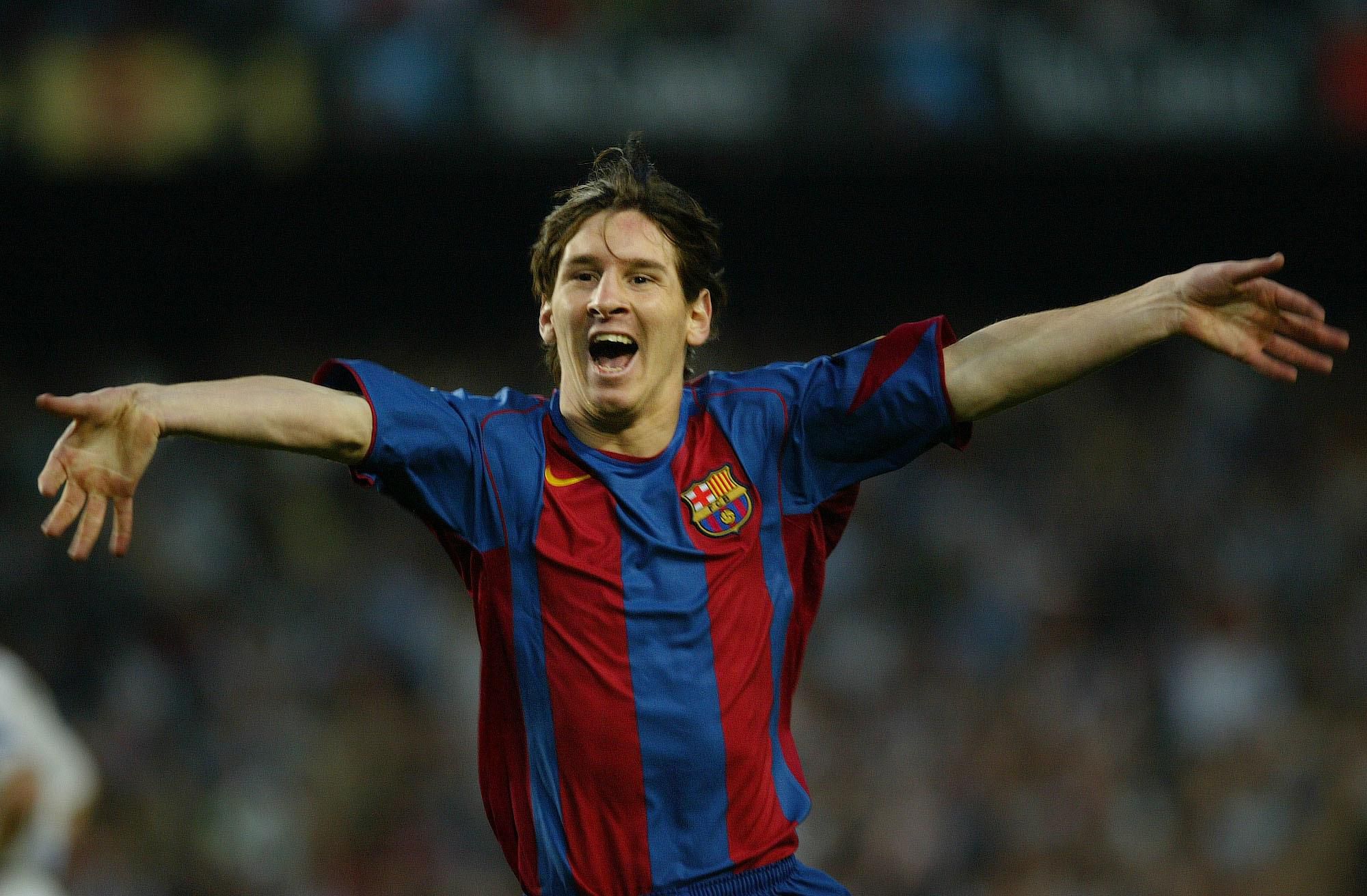Lionel Messi strieľa svoj prvý gól za FC Barcelona. Prihrával mu Ronaldinho.