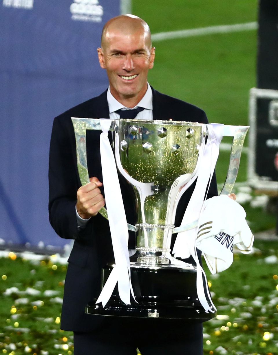 Hráči Realu Madrid sa tešia spoločne s trénerom Zidaneom z titulu.