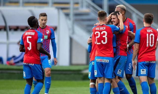 Futbalisti FC Viktoria Plzeň oslavujú