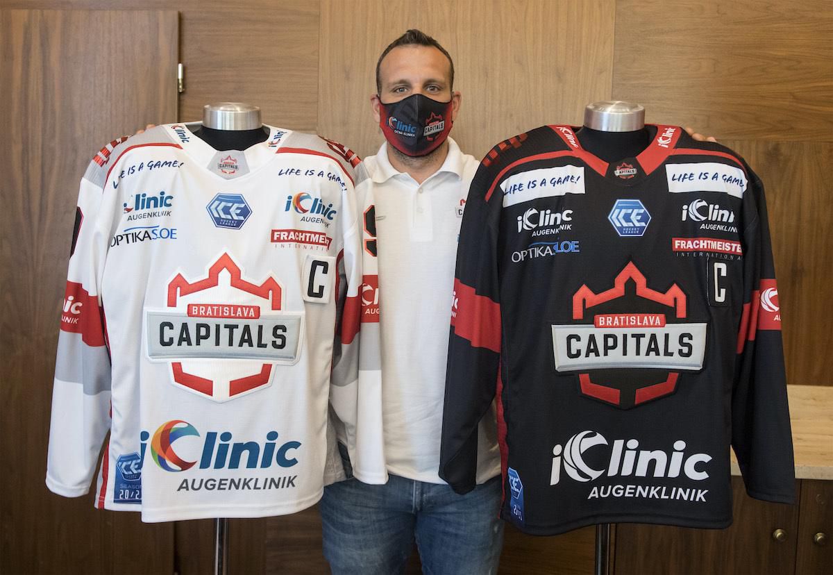 Kapitán hokejového mužstva iClinic Bratislava Capitals Karol Sloboda pózuje pri dresoch klubu.