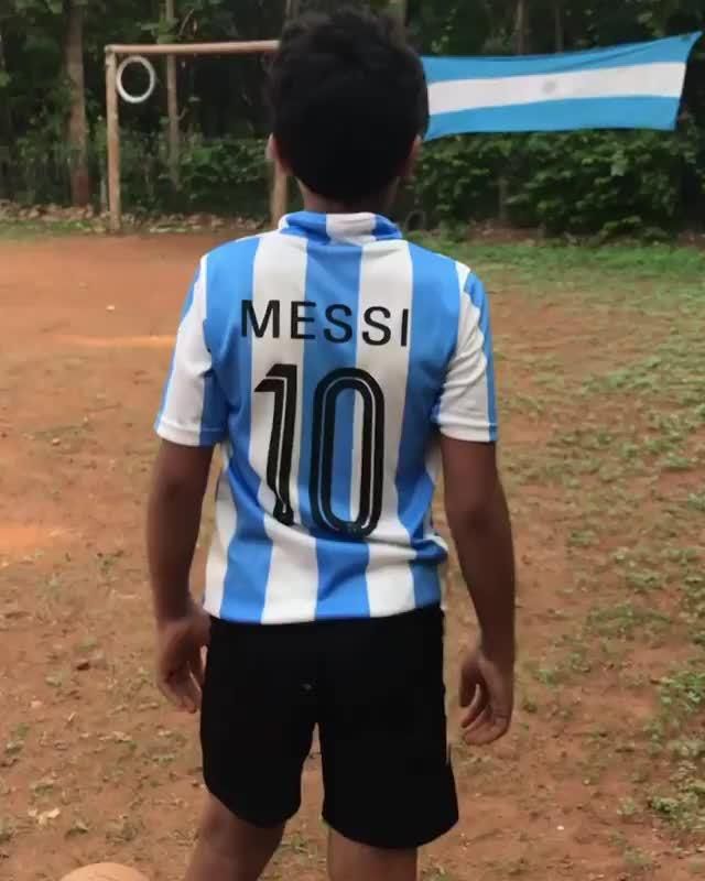 Dvanásťročný chlapec z Indie napodobňuje Lionela Messiho.