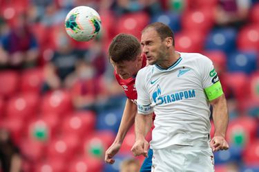Kapitán Zenitu Petrohrad Branislav Ivanovič po finále Ruského pohára rozbil trofej