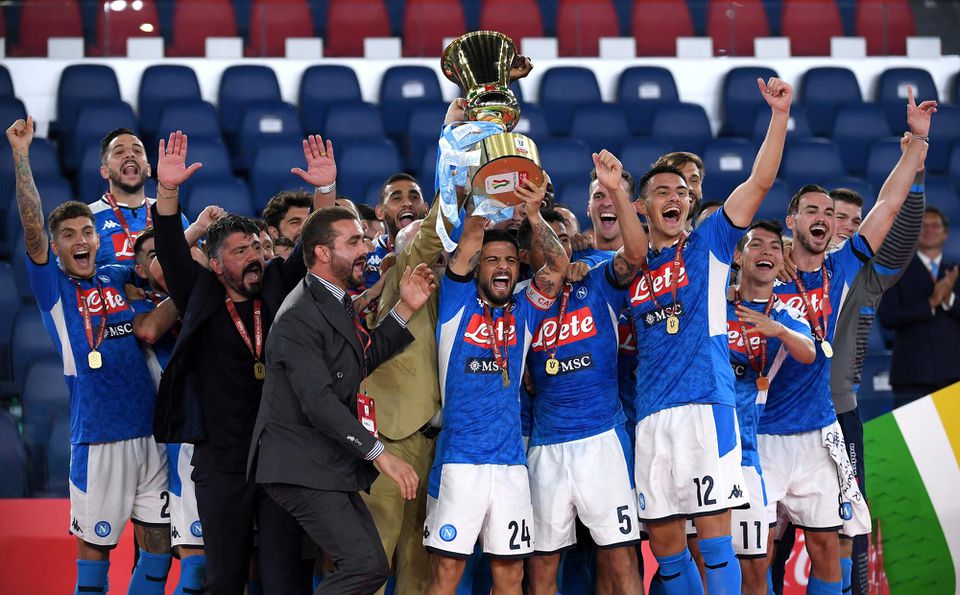 Futbalisti SSC Neapol oslavujú zisk Coppa Italia