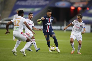 PSG po penaltovej dráme s Lyonom vyhral Ligový pohár a oslavuje treble