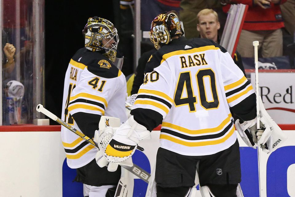 Jaroslav Halák strieda v bráne Bostonu Bruins Tuukku Raska