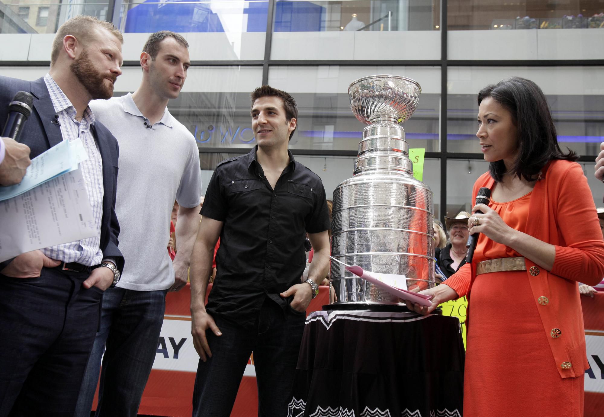 Tim Thomas, Zdeno Chára a Patrice Bergeron so Stanleyho pohárom počas televíznej šou NBC Today 17. júna 2011