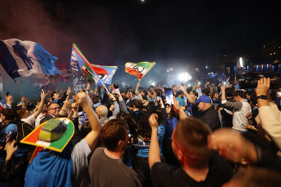 Fanúšikovia SSC Neapol oslavujú zisk majstrovského titulu
