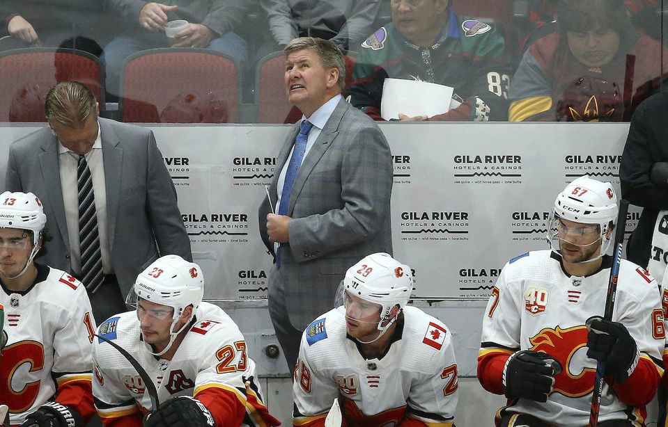 Bill Peters na lavičke Calgary Flames.