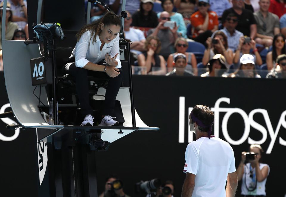 Roger Federer a rozhodkyňa Marijana Veljovic.