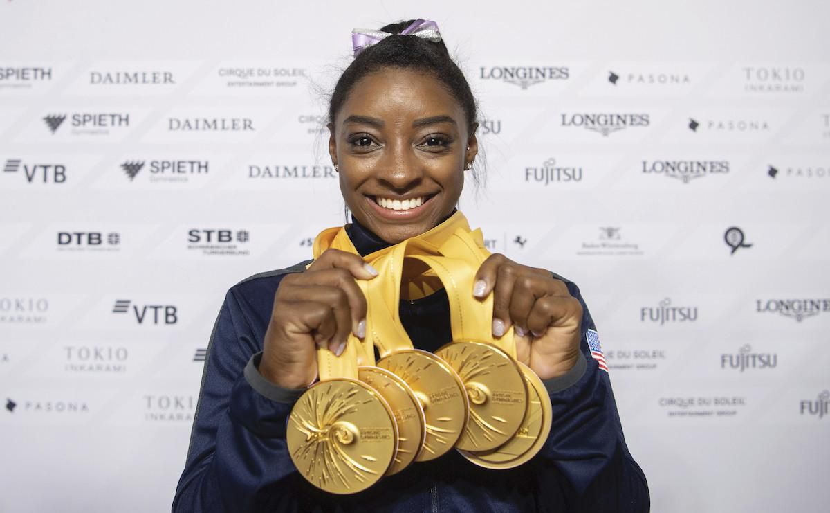 Simone Bilesová (USA) ukzauje svoje zlaté medaily z gymnastických MS v Stuttgarte.
