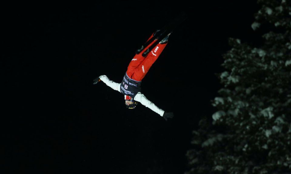 Švajčiarsky akrobatický lyžiar Noe Roth